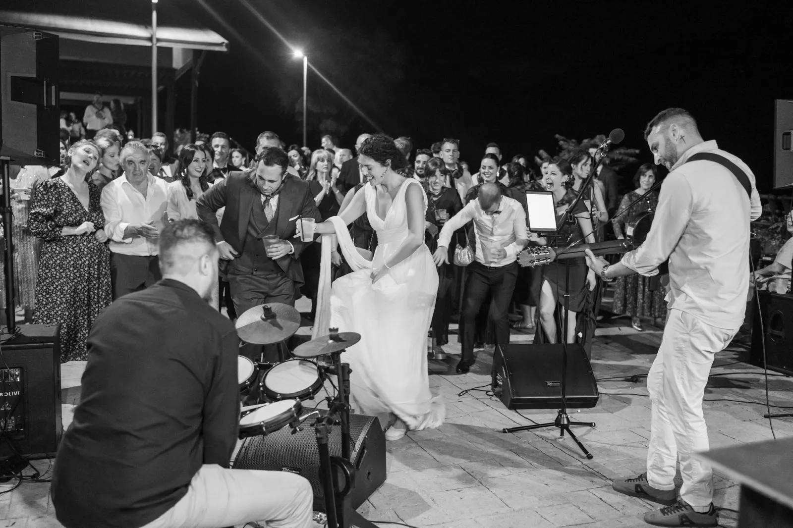 Ismael Ramírez cantando en directo en un evento