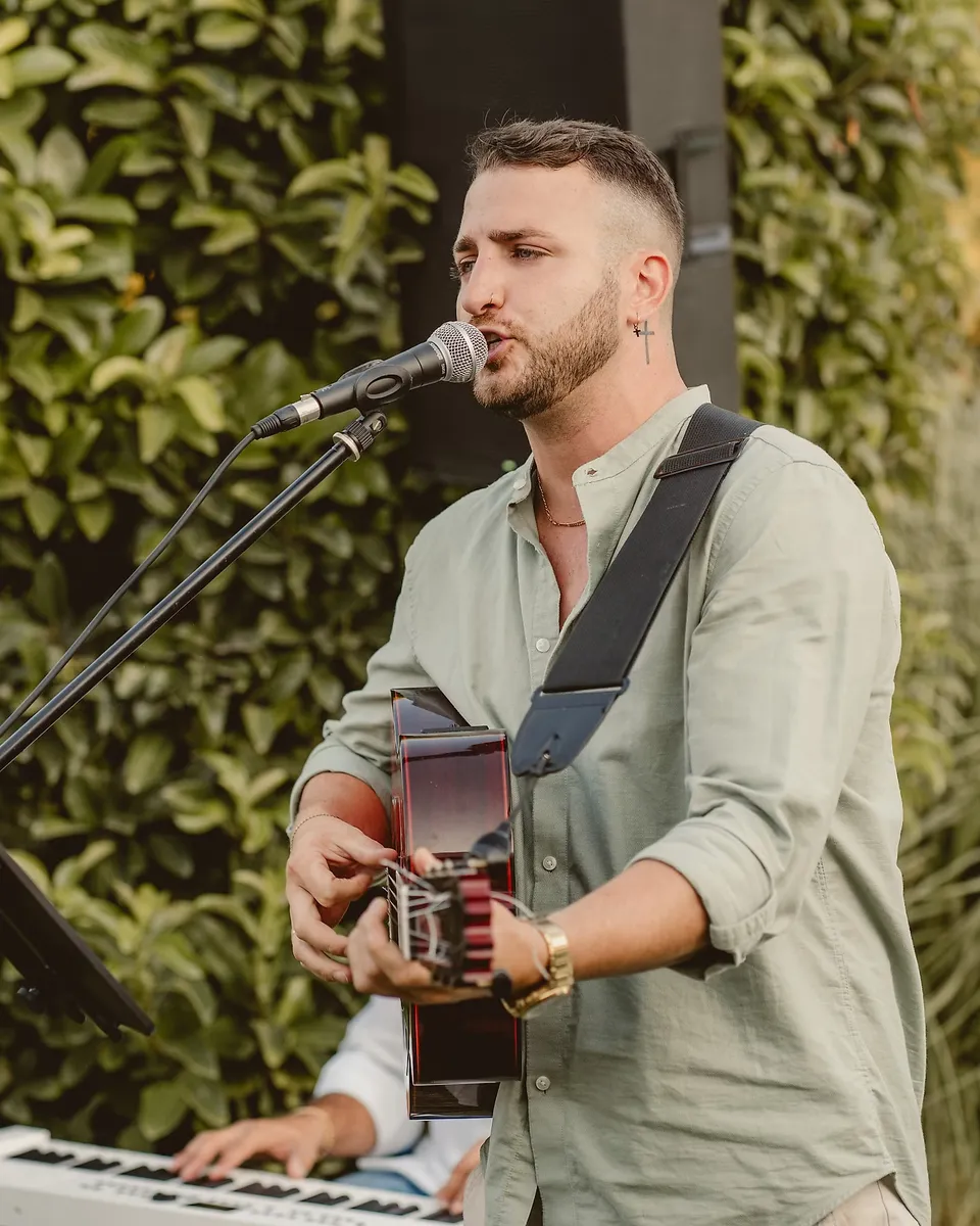 Retrato de Ismael Ramírez, cantante para bodas y eventos